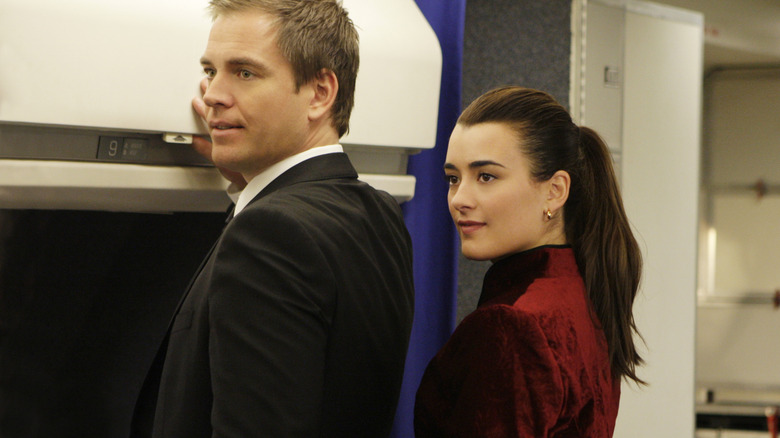 Tony and Ziva on airplane