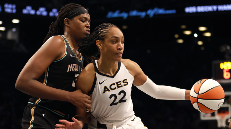 Jonquel Jones guarding Aja Wilson