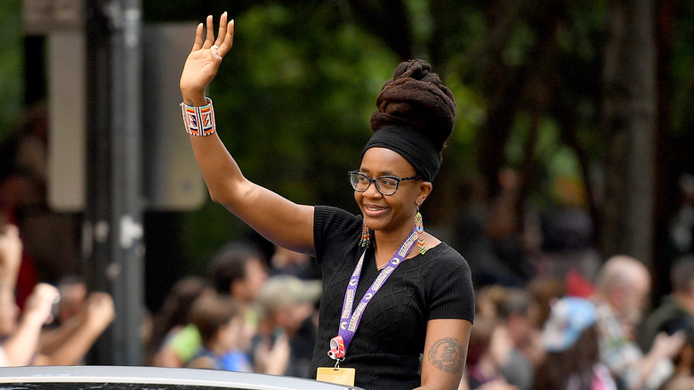 Nnedi Okorafor waving