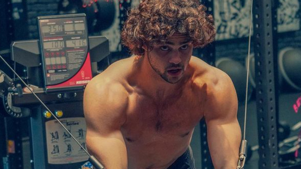 Noah Centineo exercising