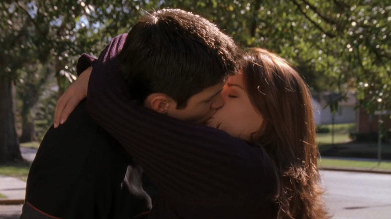 Nathan and Haley kissing on sidewalk