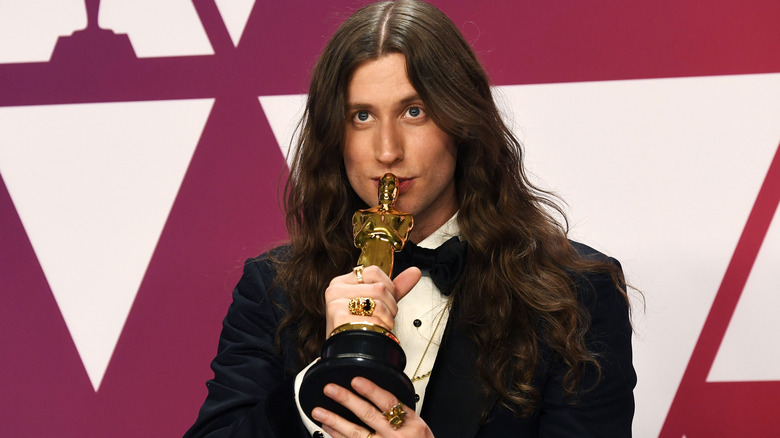 Ludwig Göransson holding his Oscar