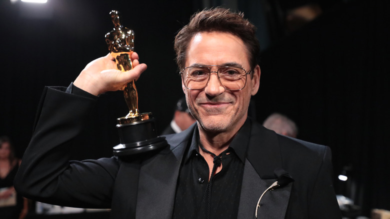 Robert Downey Jr. holding Oscar