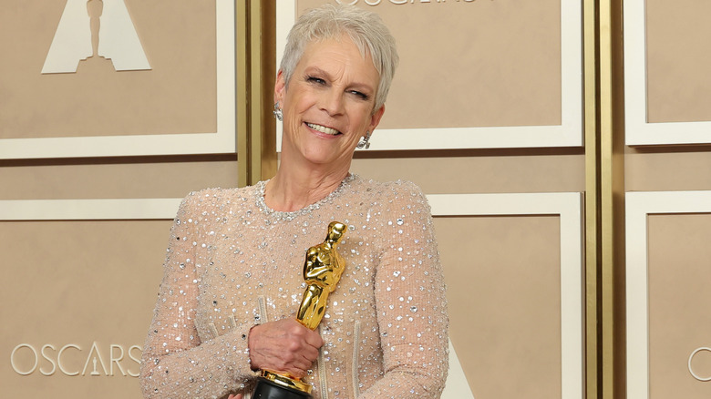 Jamie Lee Curtis holding her Oscar