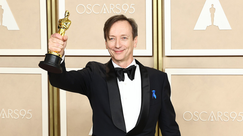 Volker Bertelmann close-up with his Oscar 