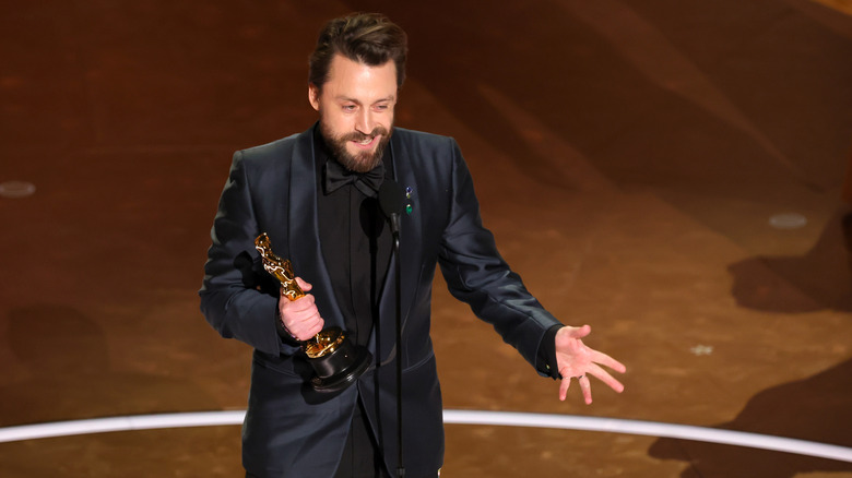 Kieran Culkin accepting his Oscar