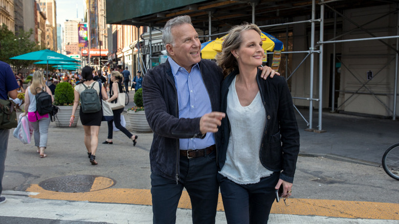 Paul and Jamie walking in New York in the Mad About Your reboot