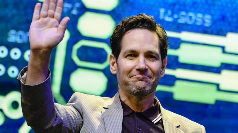 Paul Rudd waving