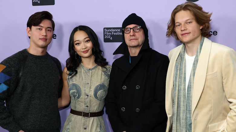 Steven Soderbergh with cast posing