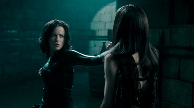 Selene punching another vampire