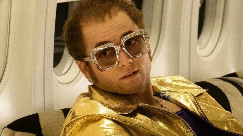 Elton sits on a plane