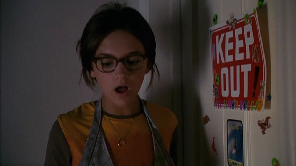 Rachael Leigh Cook in glasses