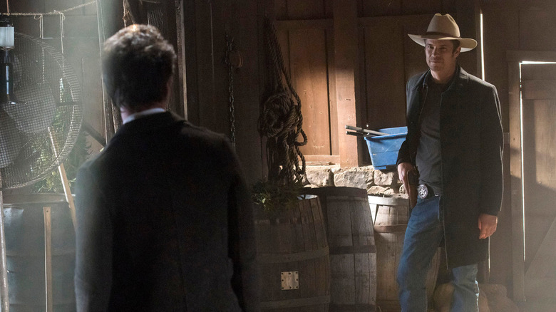 Boyd and Raylan showdown in a barn