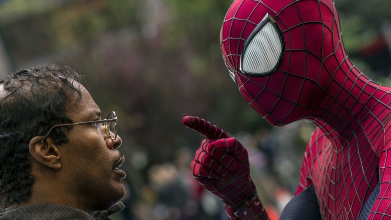 Andrew Garfield points at Jamie Foxx