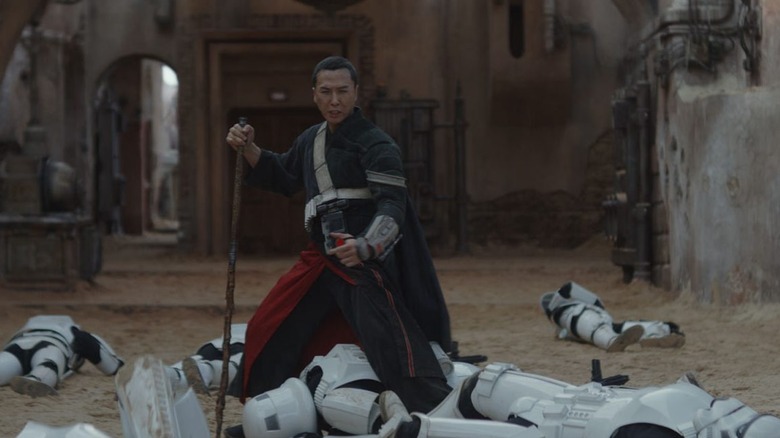 Chirrut Îmwe beats up stormtroopers