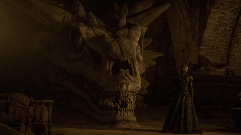 Cersei staring at Balerion's skull under King's Landing in Game of Thrones (2017)