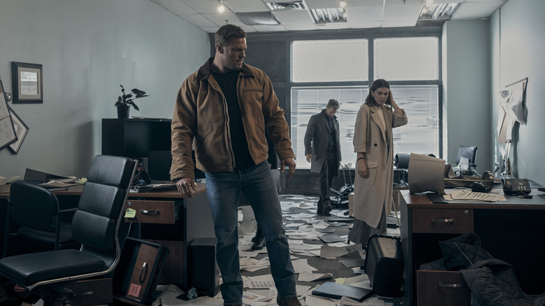 Jack Reacher in disorganized office