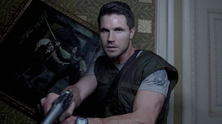 Robbie Amell on alert