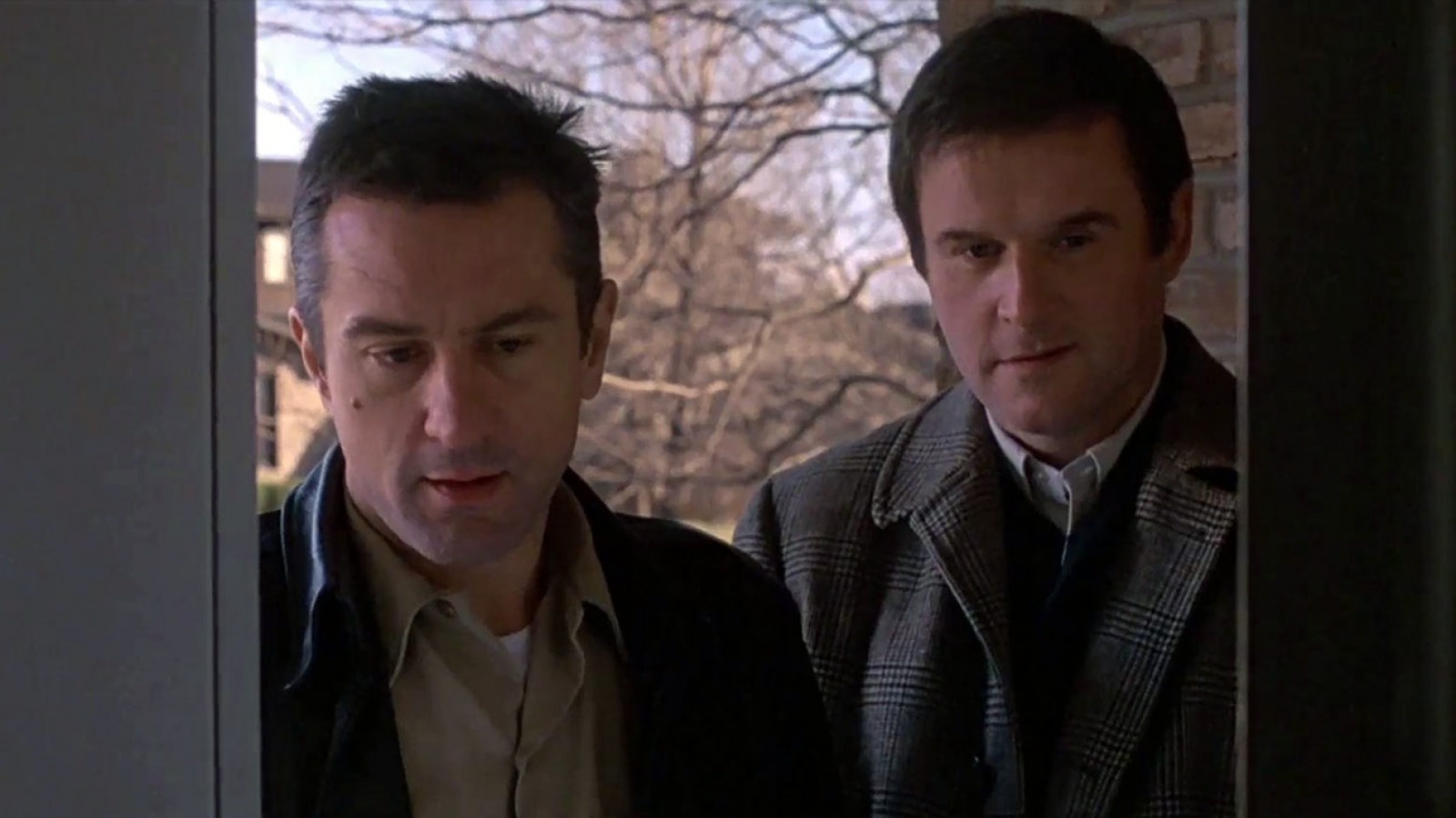 Де ниро прятки. Роберт де Ниро успеть до полуночи. Midnight Run 1988. Близнецы фильм с Робертом де Ниро. Успеть до полуночи фильм 1988 Постер.