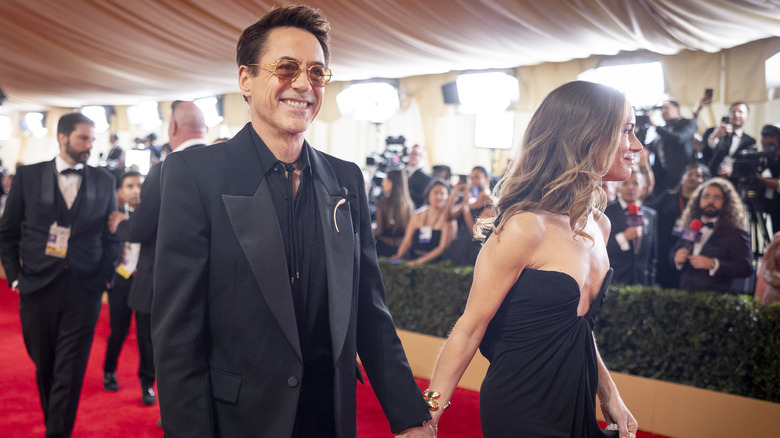 Oscars 2024 red carpet with Robert Downey Jr. and wife smiling