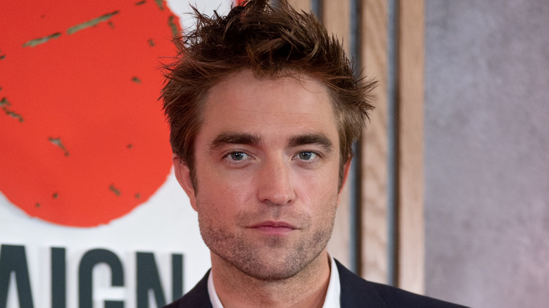 Robert Pattinson posing at event