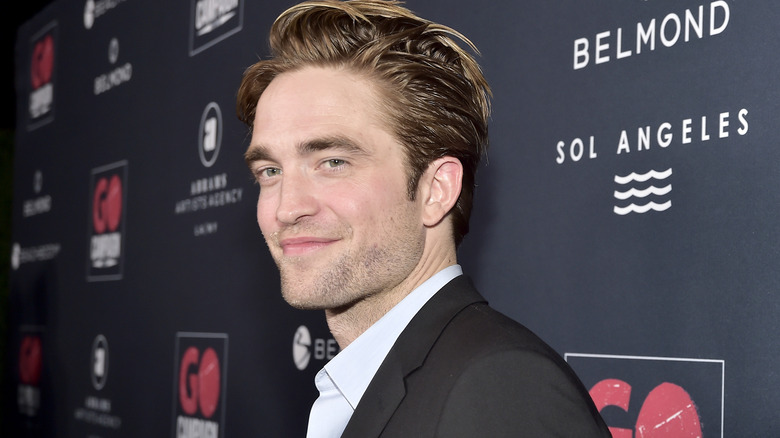 Pattinson poses at event 