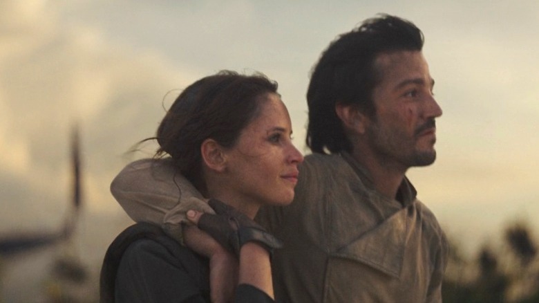 Jyn Erso and Cassian Andor on the beach on Scarif