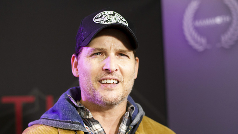 Peter Facinelli wears a cap