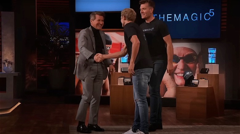 Robert Herjavec shakes hands with Magic5