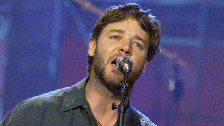 Russell Crowe singing 