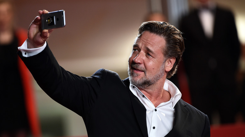 Russell Crowe taking a selfie