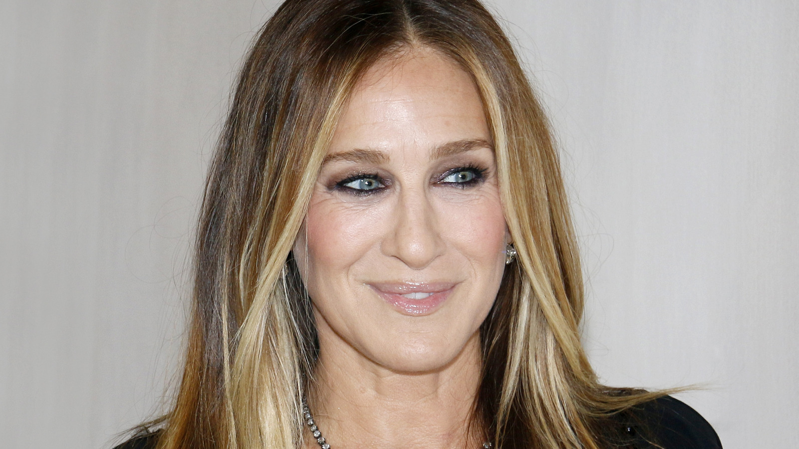 https://www.looper.com/img/gallery/sarah-jessica-parker-teases-the-likelihood-of-and-just-like-that-season-2/l-intro-1643762185.jpg