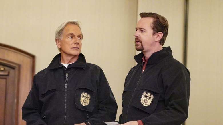 Agents McGee and Gibbs discuss a crime scene