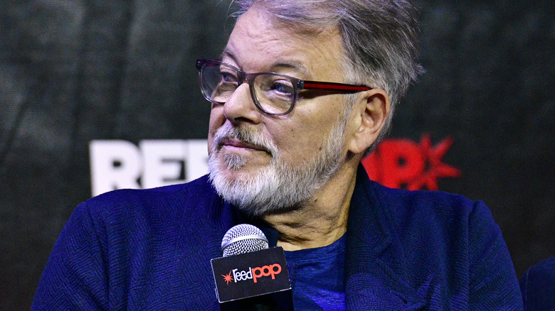 Jonathan Frakes answering a fan question