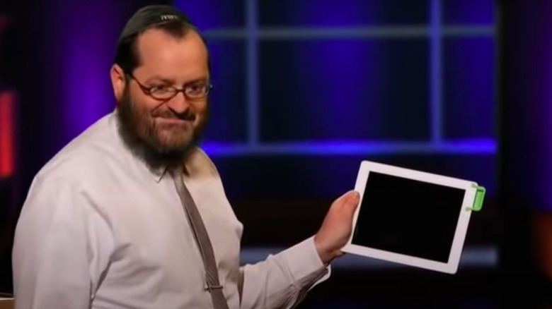 Rabbi Moshe Weiss displays the Soundbender