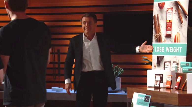 Robert Herjavec pointing at Minus Cal banner