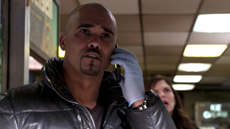 Criminal Minds Shemar Moore holding cell phone