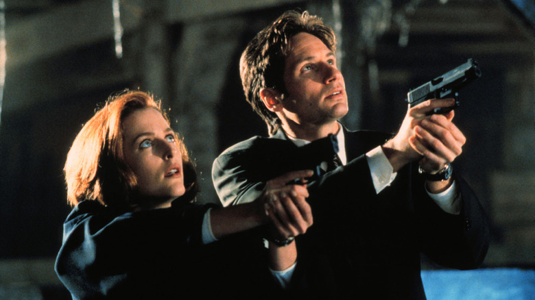 Dana Scully Fox Mulder pointing guns