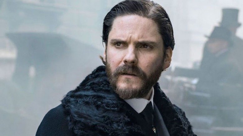 Daniel Brühl on the streets of old NY