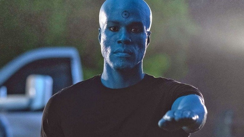 Doctor Manhattan raises hand