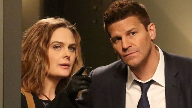 Bones David Boreanz and Emily Deschanel pointing