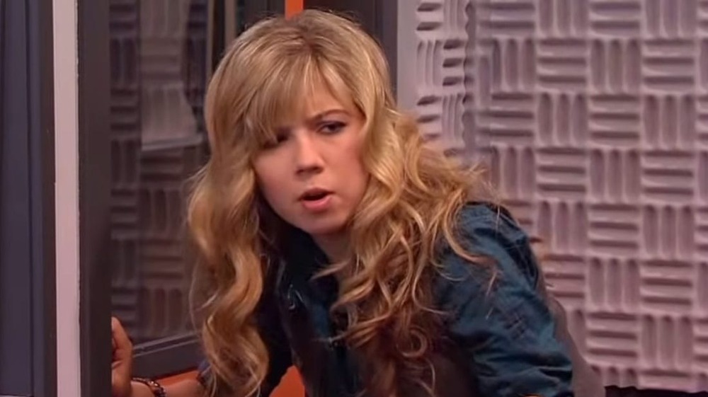 Sam Puckett leaning