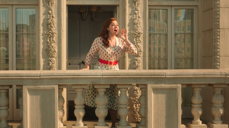 Gisele singing on a balcony