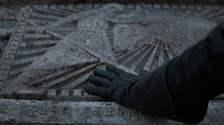 Duke Leto touching his father's grave