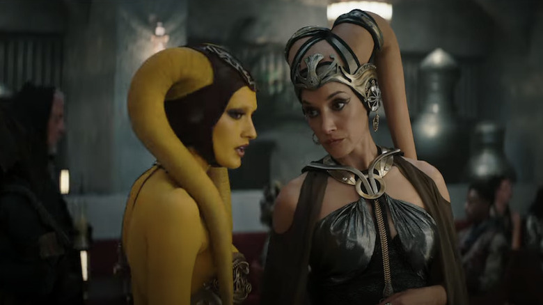 Twi'lek women in a bar