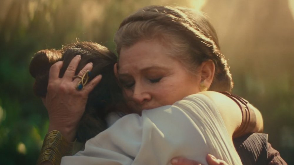 Rey and Leia hugging The Rise of Skywalker