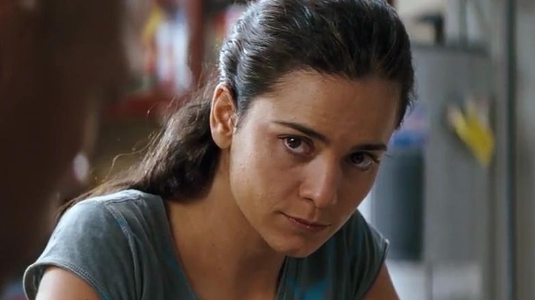 Alice Braga in kitchen