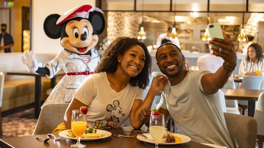 A couple dines with Minnie Mouse at Walt Disney World