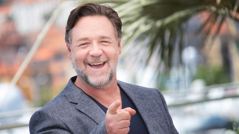 Russell Crowe smiling and pointing 