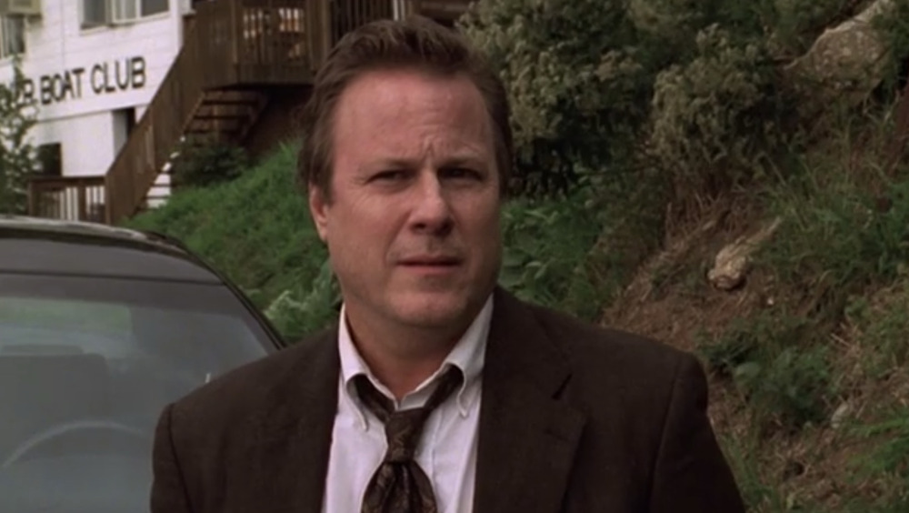 John Heard as Detective Vin Makazian 